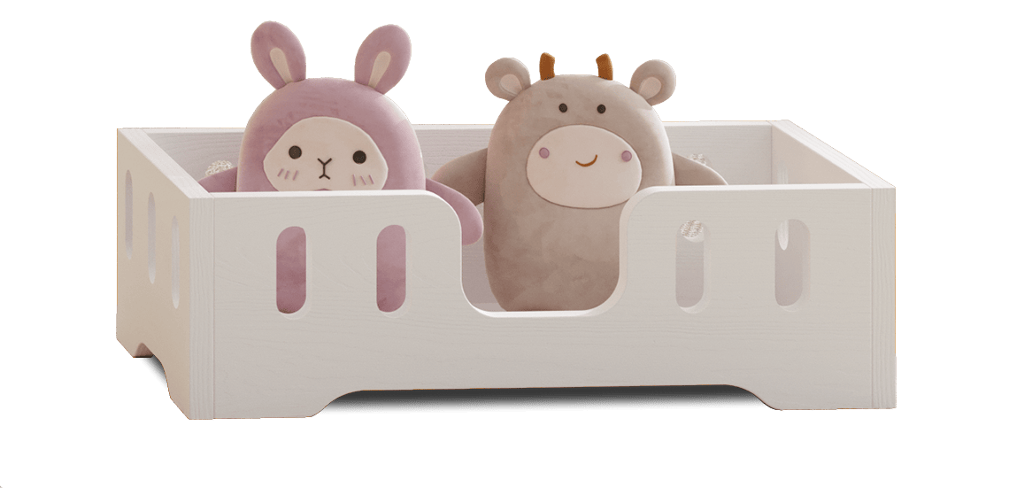 Holzpuppenbett mit länglichen Aussparungen in den Schutzgittern aus Kiefernsperrholz in Weiß